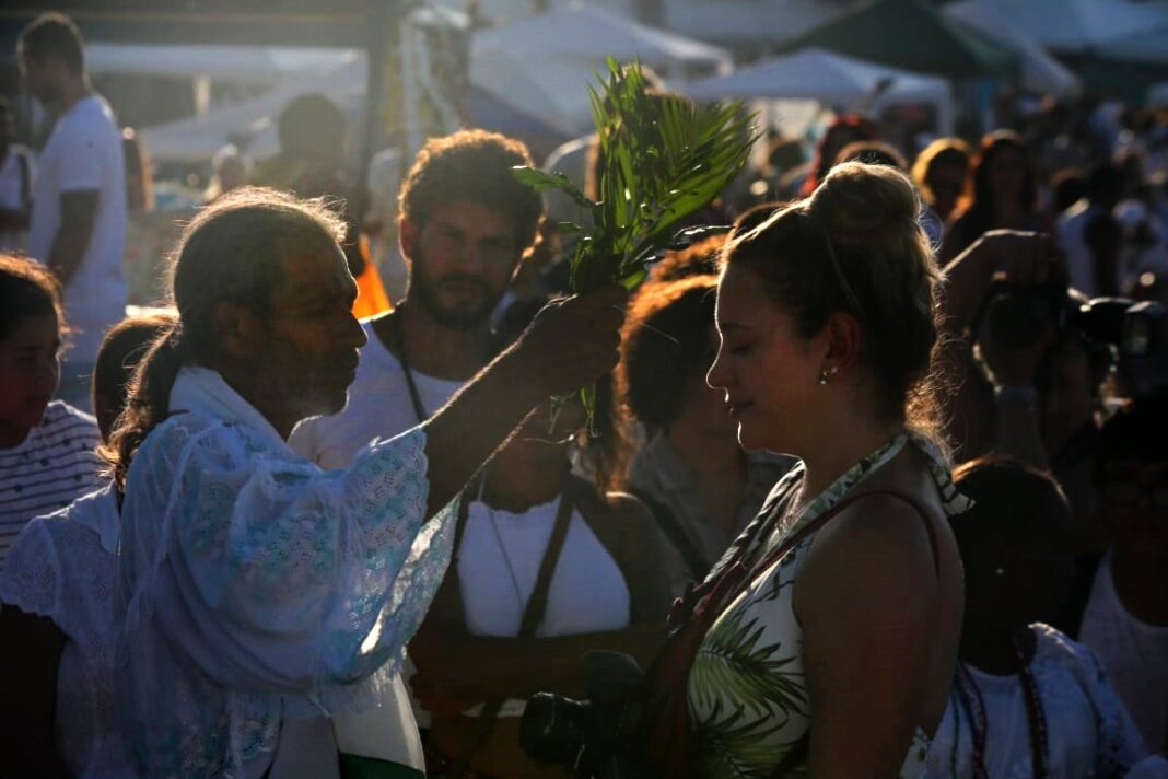 Turistas de todas as partes do Brasil sempre presentes na Festa de Iemanjá, no Rio Vermelho. Foto: Paulo Fróes